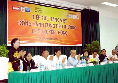 Doanh nghiệp kết nối với tiểu thương các chợ truyền thống đẩy mạnh bán hàng Việt