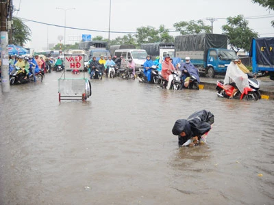 TPHCM: Mưa lớn, 16 tuyến đường ngập nặng