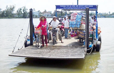 Không mặc áo phao khi đi lại trên sông - Coi thường mạng sống chính mình