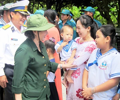 Những em bé ở Trường Sa