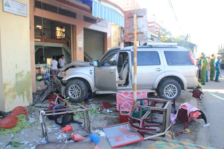Ô tô tông vào quán ăn, 7 người chết tại chỗ, 3 người bị thương nặng