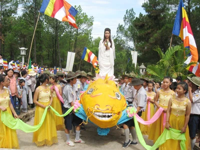 Thừa Thiên-Huế: Hàng vạn du khách tham dự lễ hội Quán Thế Âm
