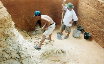 Phát hiện nhiều hiện vật trong lòng tháp Chăm ở Đà Nẵng