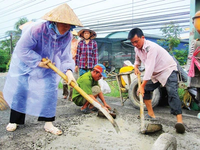 Chuyện lạ ở Tiền Giang: Dân góp tiền sửa... quốc lộ