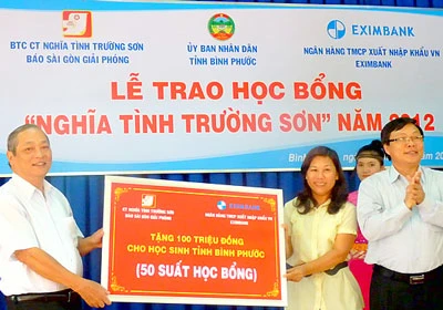 Chương trình Nghĩa tình Trường Sơn - Tặng 50 suất học bổng tại Bình Phước