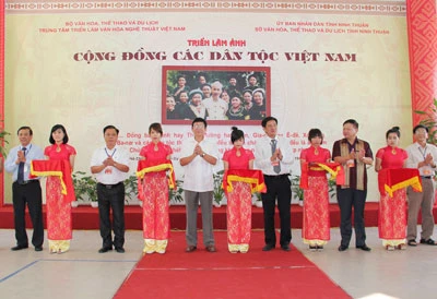 Khai mạc triển lãm ảnh "Cộng đồng các dân tộc Việt Nam"