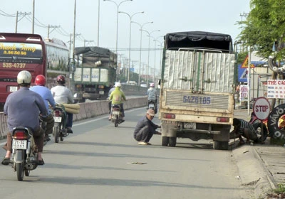 Chiếm lòng đường làm nơi sửa ô tô