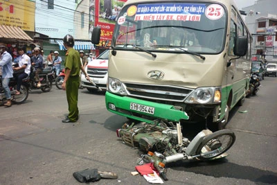 TPHCM: Xe buýt tông xe máy gây kẹt xe ở cầu Nhị Thiên Đường