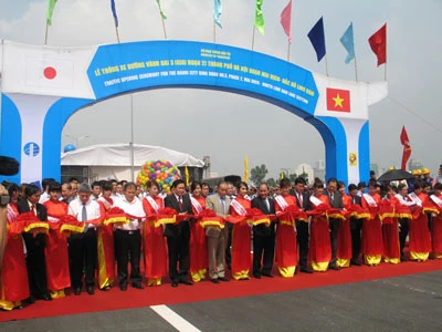 Thông xe đường cao tốc trên cao đầu tiên của Việt Nam