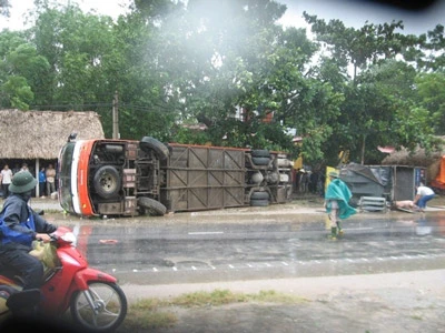 Xe khách tông xe tải, hai người chết, ba người bị thương