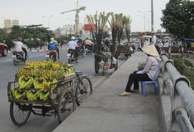 Bán hàng rong trên cầu