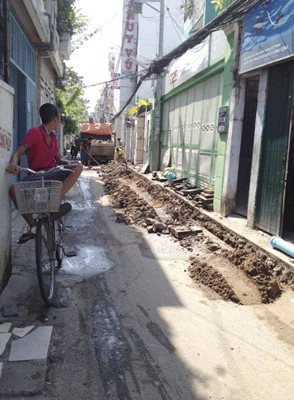 Lại ngổn ngang đào đường