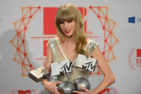 Taylor Swift và Justin Bieber thắng lớn tại giải MTV Châu Âu 2012