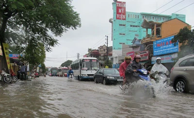 TP Huế: Mưa lớn kéo dài gây ngập sâu, ách tắc giao thông trên Quốc lộ 1A