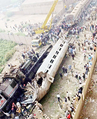 Ai Cập: Bộ trưởng Giao thông từ chức sau vụ tàu hỏa đâm xe buýt khiến 50 trẻ em thiệt mạng.