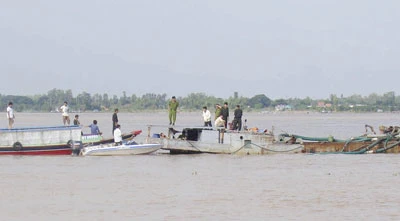 Trộm cát lộng hành trên sông Tiền