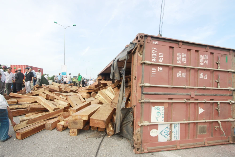 Đà Nẵng: Lật container chở gỗ quý