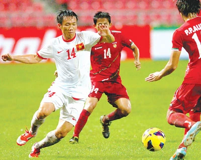 AFF Suzuki Cup 2012, Việt Nam - Myanmar 1 - 1: Tự làm khó mình