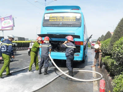 Xe khách cháy trên cầu Tham Lương