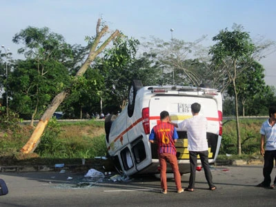 Tránh quái xế, xe cứu thương bị lật, hai người nguy kịch