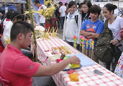 Gần 200 gian hàng phục vụ thanh niên