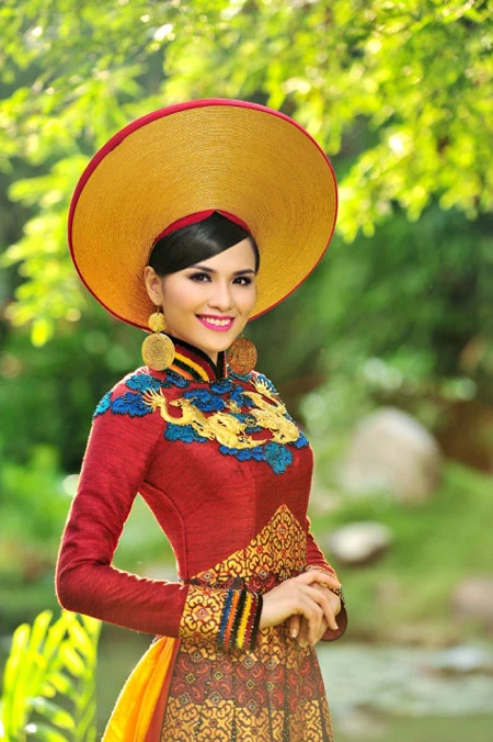 Đêm thi trang phục dân tộc cuộc thi Hoa hậu hoàn vũ 2012: Diễm Hương giới thiệu áo dài thổ cẩm