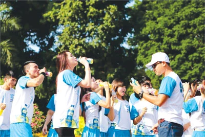 Huỳnh Đông, Hương Thảo hào hứng nhảy Flash mob