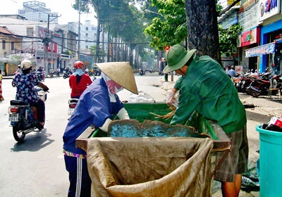 Công nhân thu gom rác dân lập: Nhiều thiệt thòi