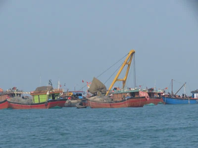 Hàng trăm người dân và bộ đội biên phòng tiến hành trục vớt tàu cá bị đắm ở Quảng Bình