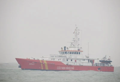 Quảng Bình: Chỉ còn tàu SAR 411 vượt sóng lớn tìm kiếm 21 ngư dân mất tích