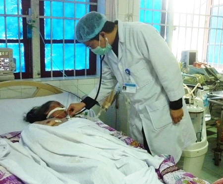 Hà Tĩnh: Sưởi ấm bằng than, 2 người nhập viện