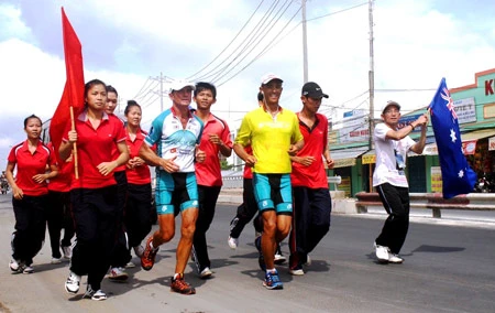 Pat Farmer - vận động viên chạy siêu marathon làm từ thiện đã đến Cà Mau