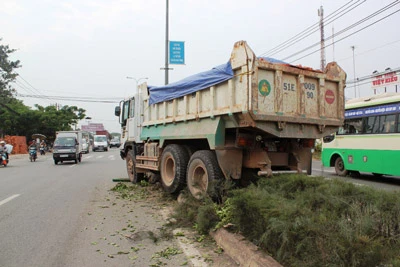 Xe ben mất thắng gây tai nạn giao thông liên hoàn