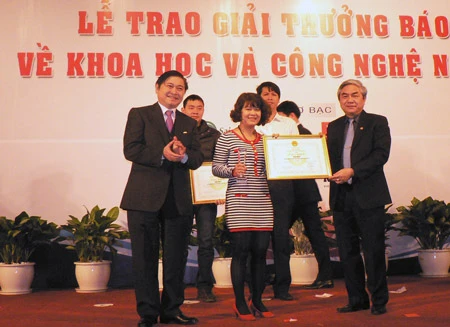 Trao giải thưởng báo chí về Khoa học – Công nghệ năm 2012