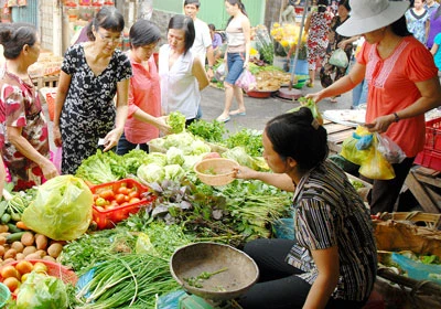 Thị trường TPHCM: Chạy đua hàng tết