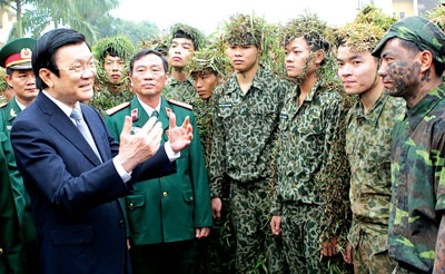 Chủ tịch nước Trương Tấn Sang thăm chiến sĩ thông tin và đặc công