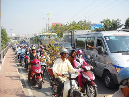 TPHCM, tai nạn gây kẹt xe nghiêm trọng trên cầu Bình Triệu 2