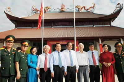 Trong khó khăn, lãnh đạo càng phải gương mẫu, chung sức lo cho dân