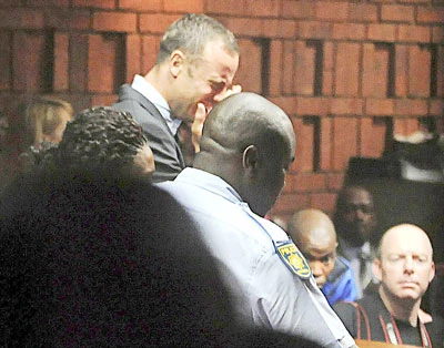 Oscar Pistorius khóc nức nở tại tòa