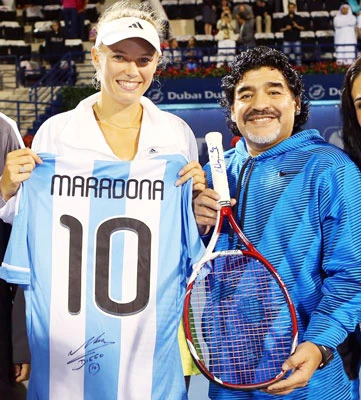 Có Maradona ủng hộ, Wozzy… vẫn thua!