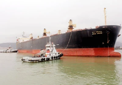 Tàu trọng tải 47 nghìn tấn vào cảng nước sâu Nghi Sơn