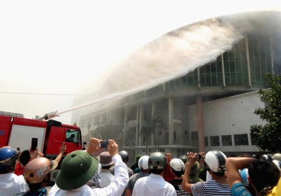 Cháy lớn tại Nhà Văn hóa trung tâm tỉnh Quảng Bình