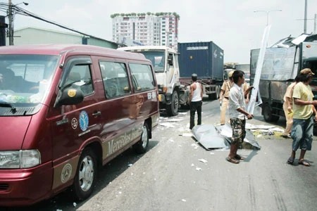 Xe tải lật, tài xế thoát nạn hi hữu