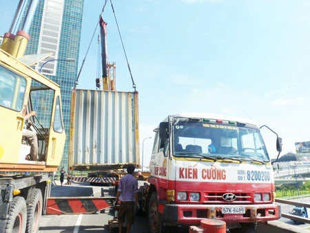 Container lật nhào trên cầu vượt Cát Lái