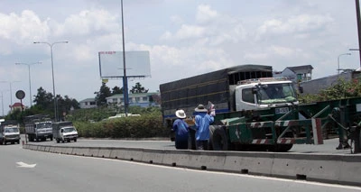 Buôn bán ngay trước đầu xe