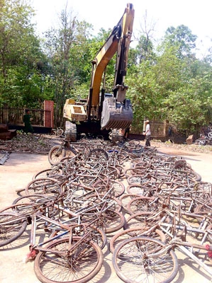 Tiêu hủy hàng trăm xe “độ chế” của lâm tặc