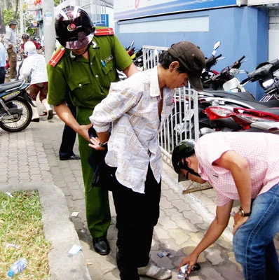 Trộm thiết bị ô tô lộng hành