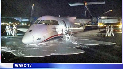 Mỹ: Máy bay hạ cánh bằng bụng, 34 hành khách và phi hành đoàn đều an toàn