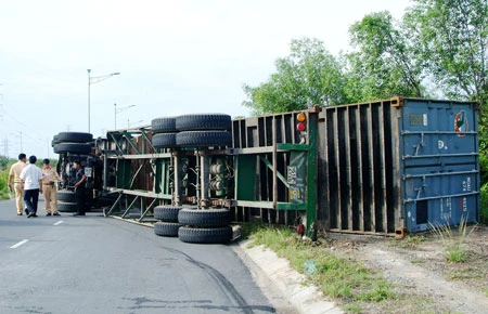 Xe container lật nhào
