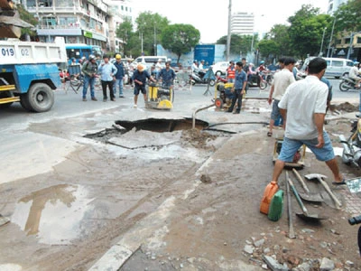 TPHCM: Một hố lớn bị sụp giữa trung tâm thành phố